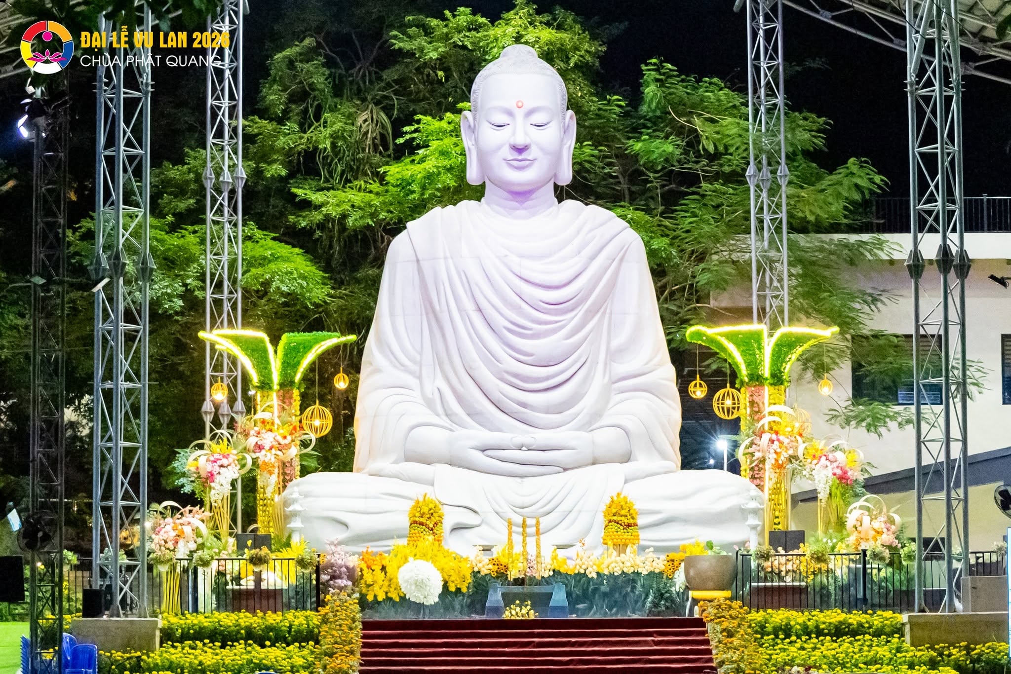 Đức Phật soi sáng tâm hồn chúng con